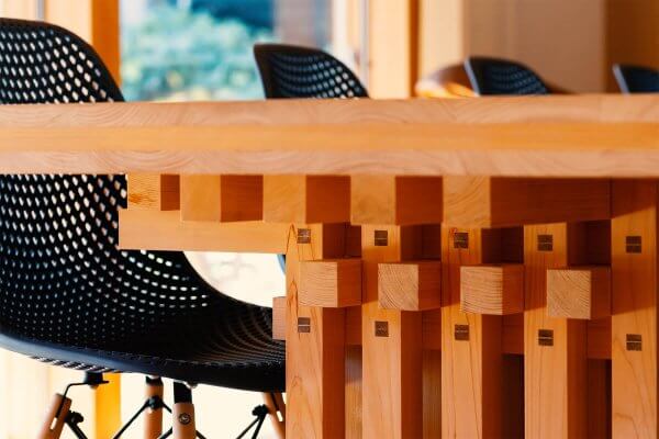 【手刻みによるオリジナルデスク】こちらのデスクは島田による手刻みでの加工で仕上げております。