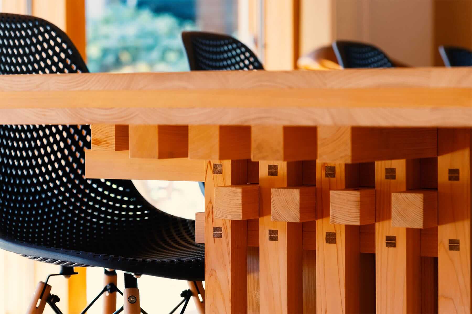 【手刻みによるオリジナルデスク】こちらのデスクは島田による手刻みでの加工で仕上げております。