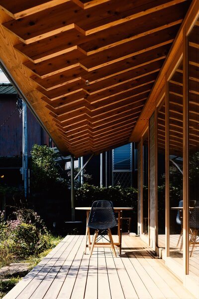 一本一本が大工の手刻みで組み合わされ連続した直線が美しい登り梁